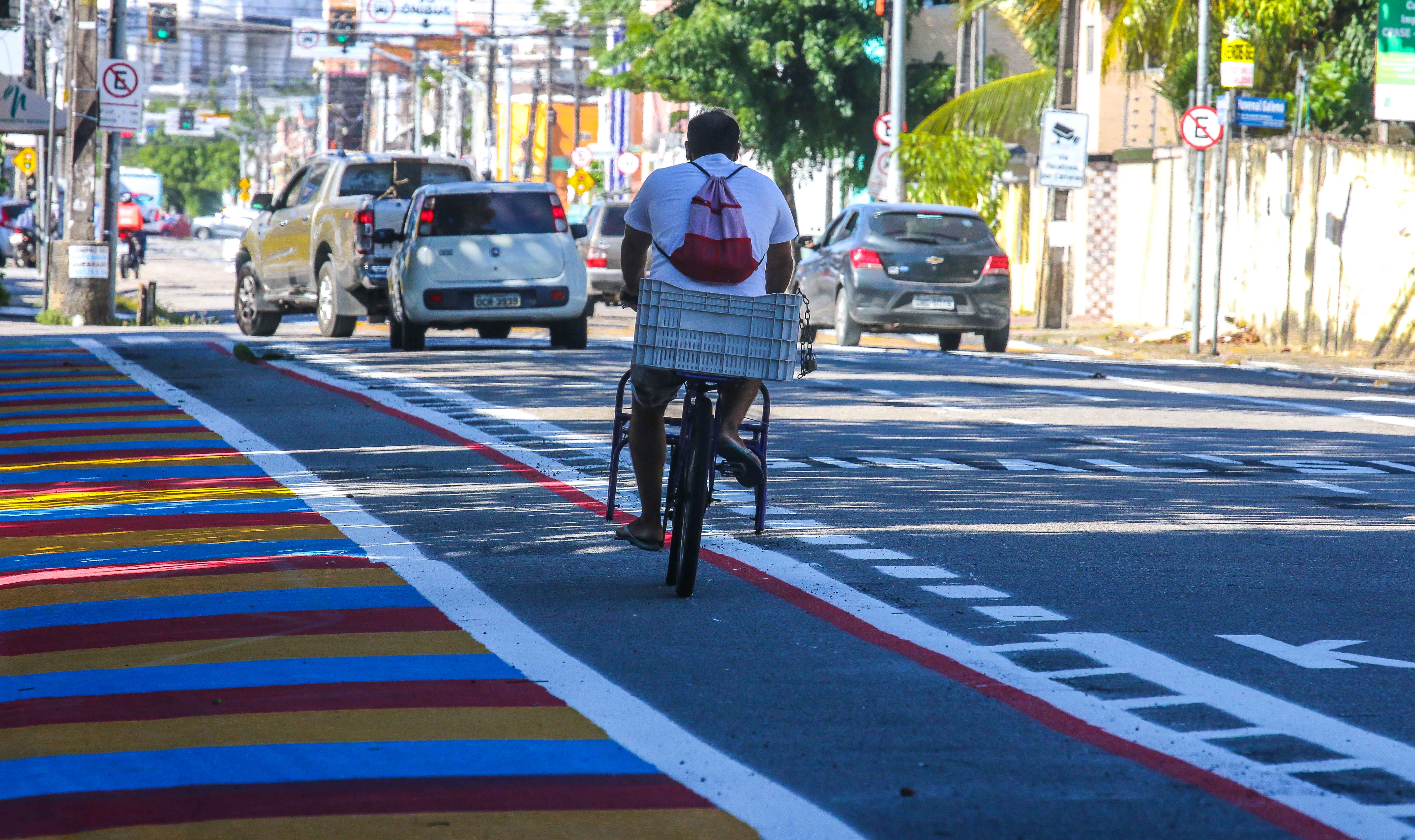 ciclista numa ciclofaixa